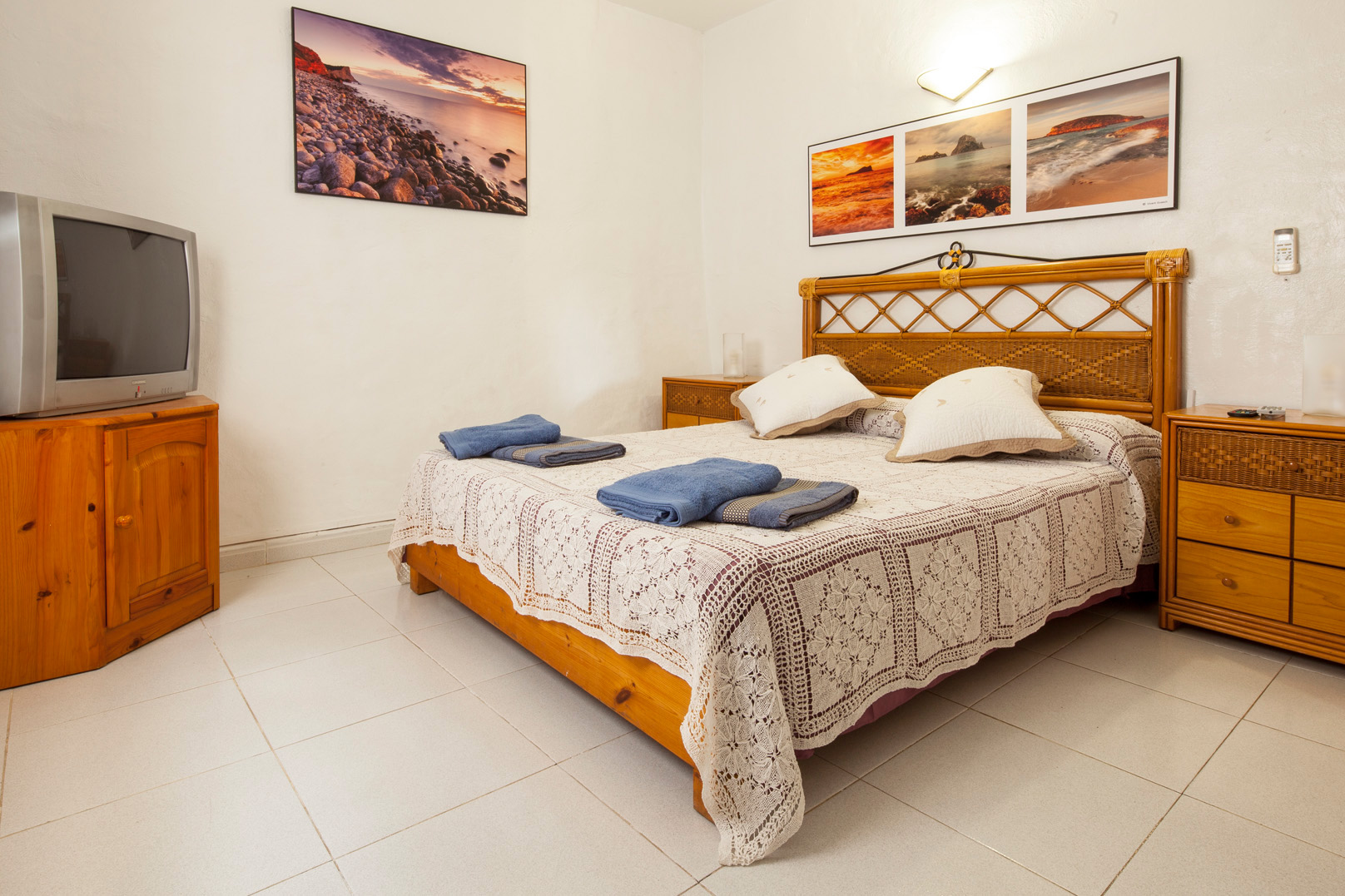 Room with a double bed